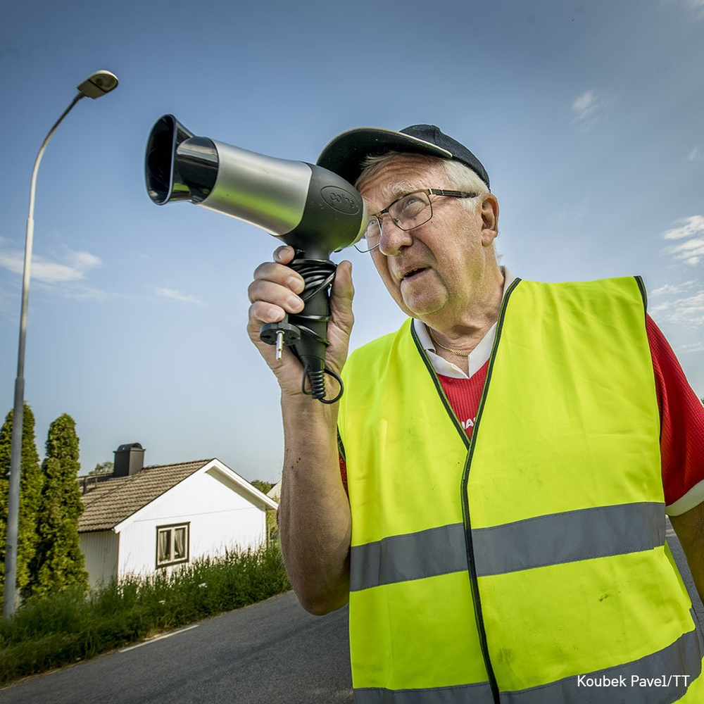 Old man slows traffic with hairdryer